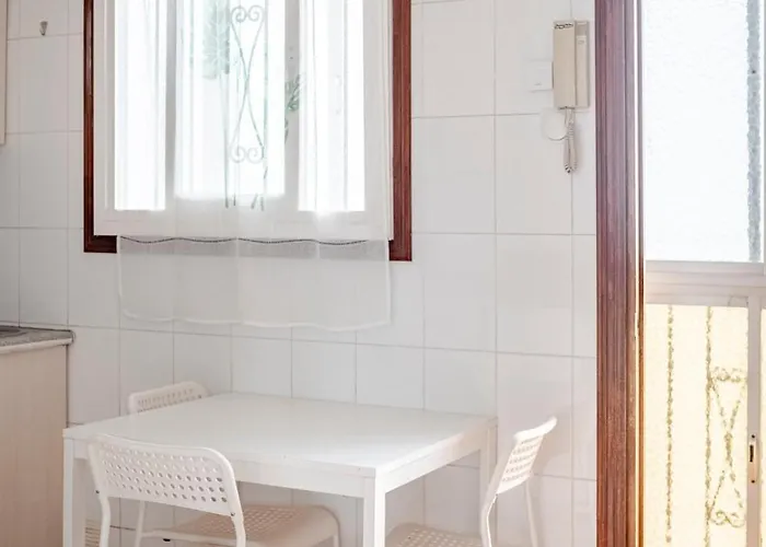 Apartment With Work/study Close To Old Town